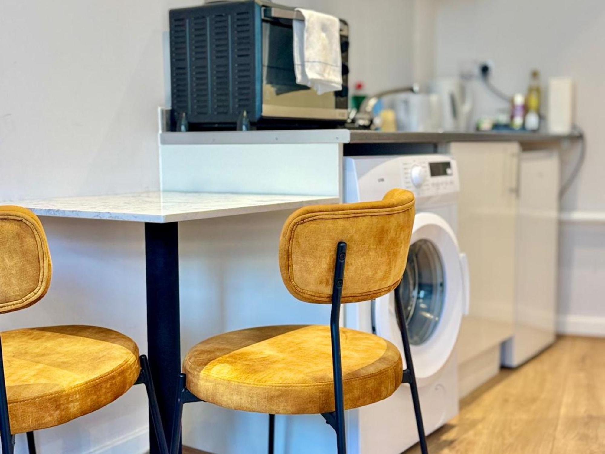 Apartment Ensuite Stylish - 3 Min To Trains - Pass The Keys *